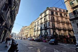 6 LOCALI A NAPOLI
