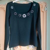 maglia con margherite di perline alla scollatura