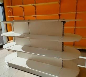Scaffali e arredo negozio Effearredamenti