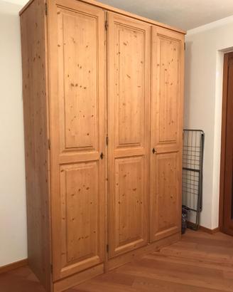 Armadio Massiccio in Legno Chiaro