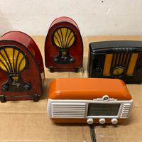 Riproduzione 4 piccole radio vintage a batteria