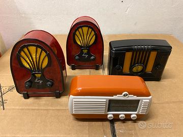 Riproduzione 4 piccole radio vintage a batteria