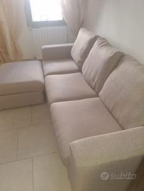 Divano 3 posti Poltronesafá, con pouf abbinato.