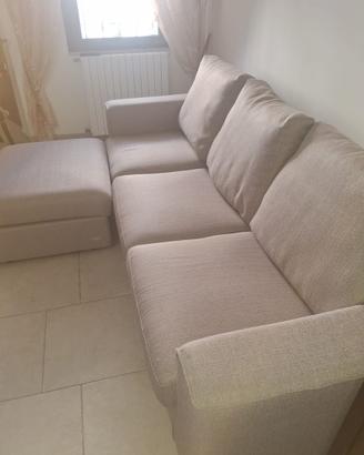 Divano 3 posti Poltronesafá, con pouf abbinato.