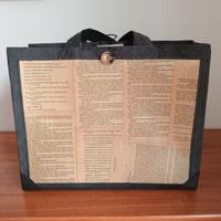 Borsa cucita a mano, con stoffa e ritagli di libri