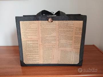 Borsa cucita a mano, con stoffa e ritagli di libri