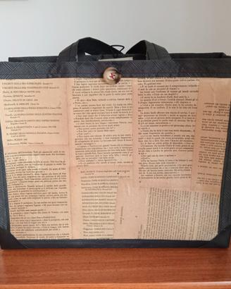 Borsa cucita a mano, con stoffa e ritagli di libri