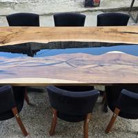 Tavolo in legno e resina