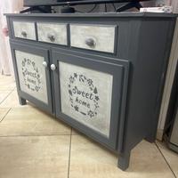 Tavolo e mobile dipinti a mano