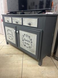 Tavolo e mobile dipinti a mano