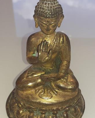 BUDDHA IN BRONZO DORATO Cina, XVIII secolo