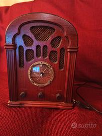Radio imitazione modello d'epoca.