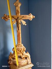 Croce molto antica  in legno con intagli