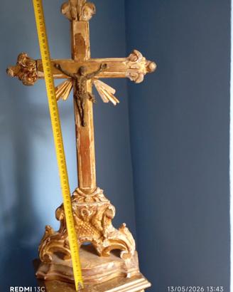 Croce molto antica  in legno con intagli