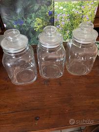 tre vasi in vetro con coperchio