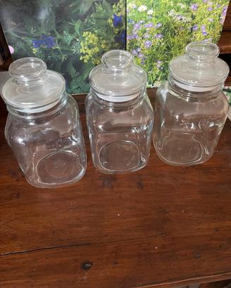 tre vasi in vetro con coperchio