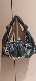 Borsa in similpelle con catena Bershka.