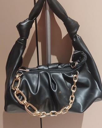 Borsa in similpelle con catena Bershka.