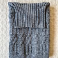 Maglione grigio smanicato a collo alto