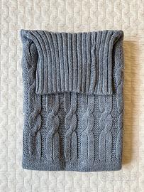 Maglione grigio smanicato a collo alto