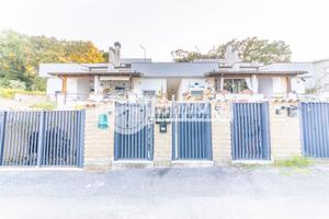 Villino a schiera con box e posto auto