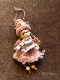 Deliziosa decorazione bambolina rosa