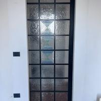 N. 2 porte scorrevoli in legno e vetro decorato