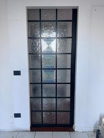 N. 2 porte scorrevoli in legno e vetro decorato