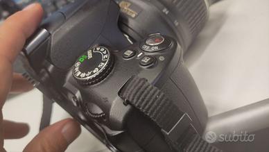 Fotocamera reflex Nikon D3000 con accessori