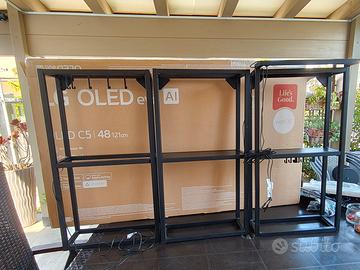 struttura da parete con ripiani Ikea.