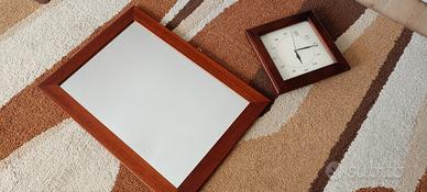Specchio e orologio con cornice in legno
