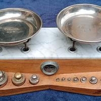 Bilancia vintage da cucina con pesi