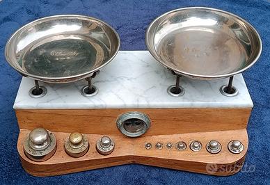 Bilancia vintage da cucina con pesi