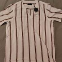 maglietta bianca a strisce marroni