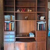 Libreria come nuova, con spazio per TV