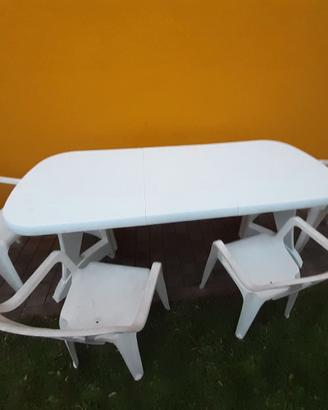tavolo e sedie da giardino