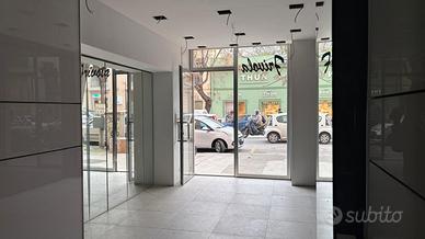 Negozio con una vetrina su Corso Calatafimi