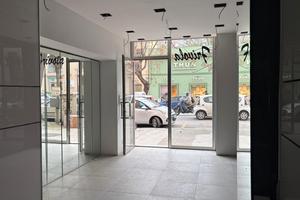 Negozio con una vetrina su Corso Calatafimi