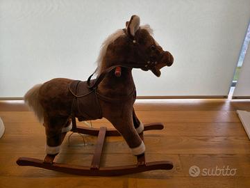 Cavallo a dondolo con effetti sonori 