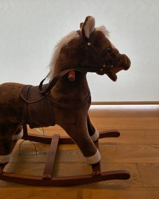 Cavallo a dondolo con effetti sonori 