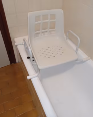 Sedile girevole per vasca da bagno per anziani