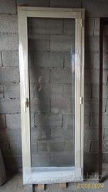 Porta finestra in alluminio bianco.