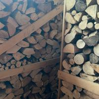 Legna da ardere secca in bancale per stufa