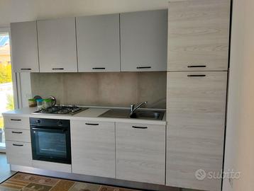 Cucina con elettrodomestici