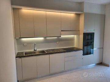 cucina lineare completa di elettrodomestici