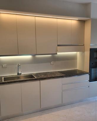 cucina lineare completa di elettrodomestici