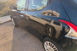 macchina lancia Ypsilon del 2015