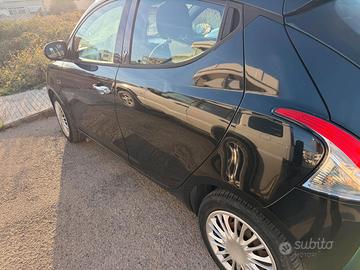 macchina lancia Ypsilon del 2015
