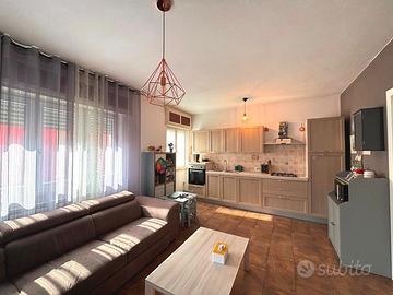 Casa indipendente con 2 unità e giardino
