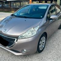 Peugeot 208 anno 2014 pink grey